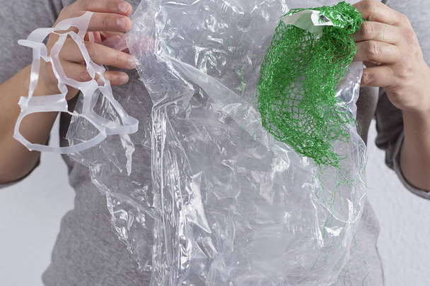 Μια γυναίκα που κρατάει πλαστικών αποβλήτων για ανακύκλωση - Φωτογραφία, εικόνα