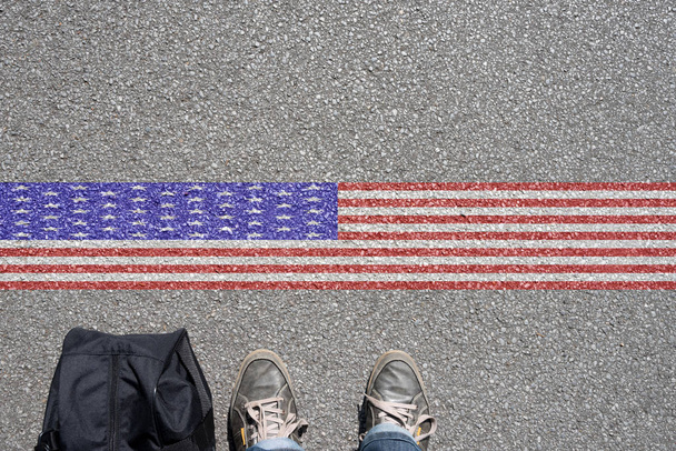 Een man met de koffer ligt op de grens met de Verenigde Staten - Foto, afbeelding