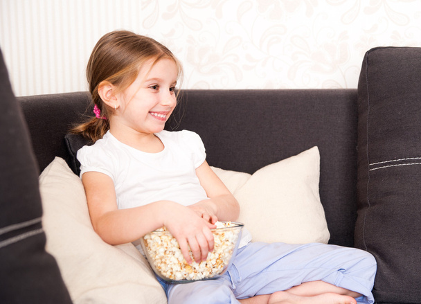 little girl watching TV - Foto, Imagem