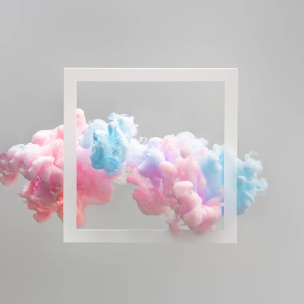 灰色の背景にフレームと抽象的なパステル ピンクとブルーの雲.  - 写真・画像