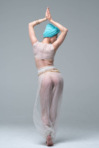 joven hermosa chica posando en el estudio, de pie en lencería blanca transparente
 - Foto, imagen