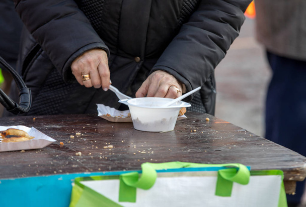 Yoksul ve evsizler için sıcak yemek - Fotoğraf, Görsel