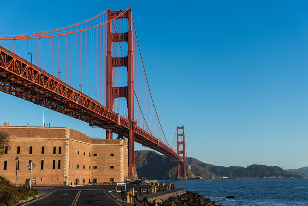 goldene Torbrücke bei Sonnenaufgang vom Fort Point, San Francisco - Foto, Bild