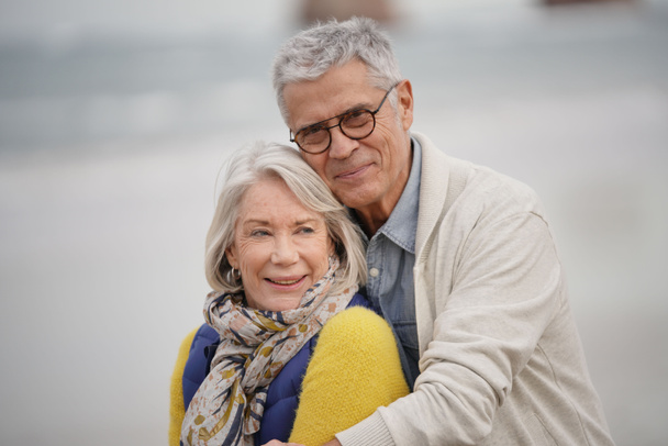  Retrato de feliz pareja de ancianos abrazándose en la playa
                               - Foto, imagen