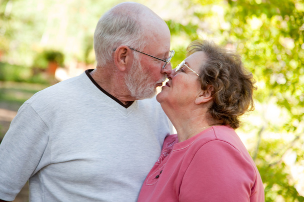 starszy miłości para całuje i cieszyć się na zewnątrz - Zdjęcie, obraz