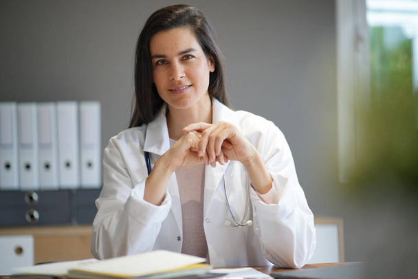   Πορτρέτο του ελκυστική γυναίκα γιατρό σε εργαστήριο παλτό                              - Φωτογραφία, εικόνα