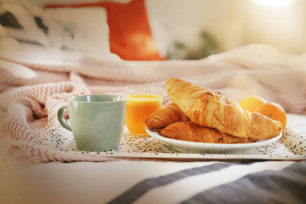 ontbijt met croissants, koffie en SAP op tafel - Foto, afbeelding
