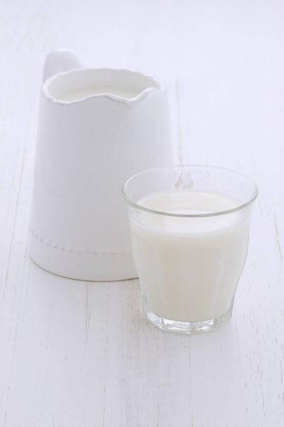 Νοστιμότατο φρέσκο γάλα, σε ρετρό στυλ. - Φωτογραφία, εικόνα
