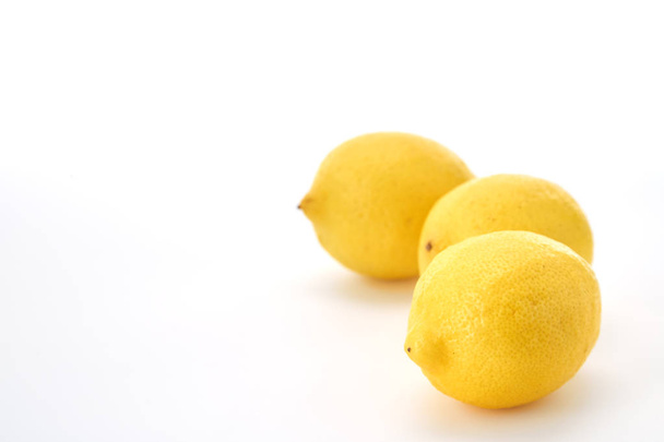 Tres limones maduros aislados sobre fondo blanco, espacio vacío
 - Foto, Imagen