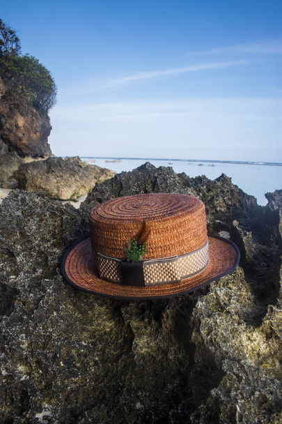 капелюх човна на рифовому пляжі літня тема свята
 - Фото, зображення
