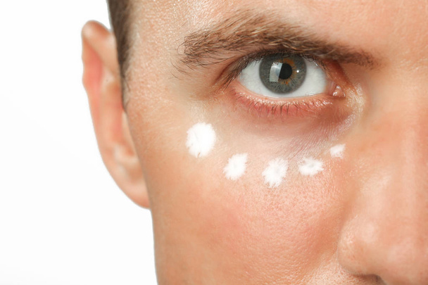 目のクリーム治療、アンチエイジング肌コンセプト - 写真・画像