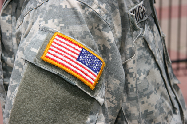 Parche de bandera de EE.UU. en uniforme de soldado
 - Foto, imagen