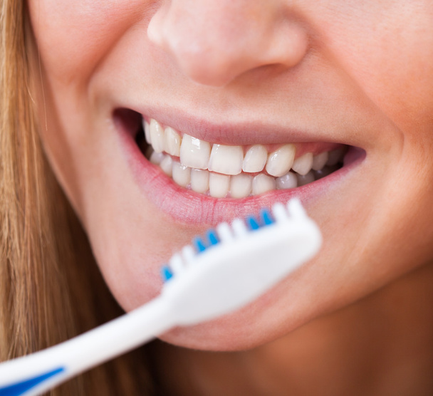 Woman Brushing Her Teeth - Zdjęcie, obraz
