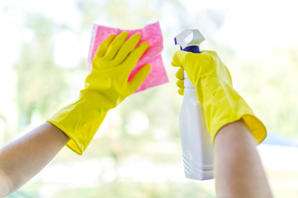 Wash the windows with a rag and spray close-up. House cleaning - Foto, Imagem