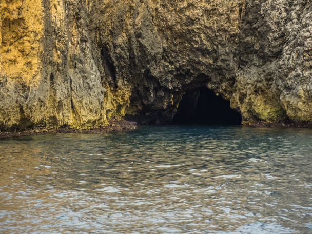Sininen luola sisäänkäynti saarella Vis Kroatiassa. Laukaus purjeveneestä
. - Valokuva, kuva