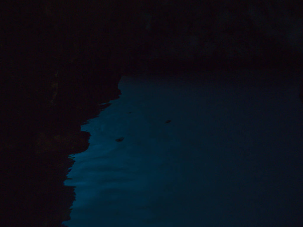 Kaunis sininen vesi sisällä sininen luola saarella Vis Kroatiassa
. - Valokuva, kuva