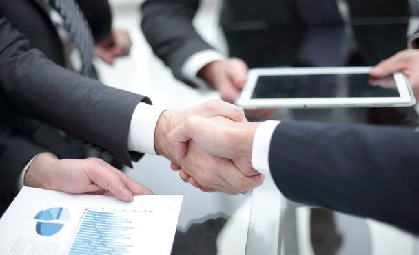 Um aperto de mão. handshake de negócios e empresários conce - Foto, Imagem