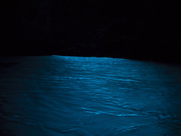Kaunis sininen vesi sisällä sininen luola saarella Vis Kroatiassa
. - Valokuva, kuva