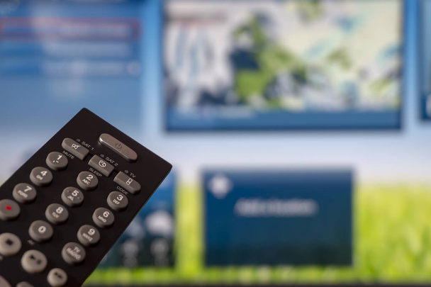 Schermo Smart TV con telecomando close up in primo piano
 - Foto, immagini