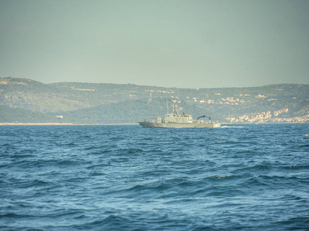 Chorvatské vojenské bitevní loď cestovní zhruba na večerní slunce. - Fotografie, Obrázek
