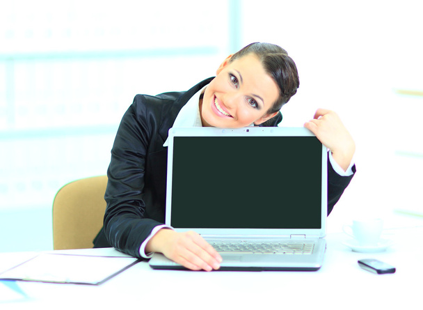 Beautiful business woman in the office, presentation of the laptop. - Foto, immagini