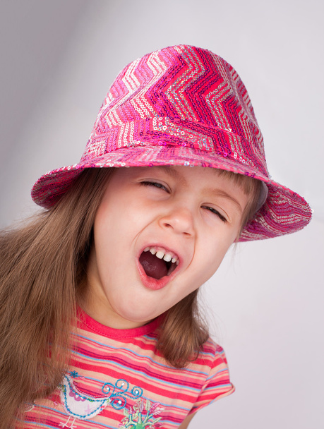 ピンクの帽子の愛らしい赤ん坊少女の肖像画. - 写真・画像