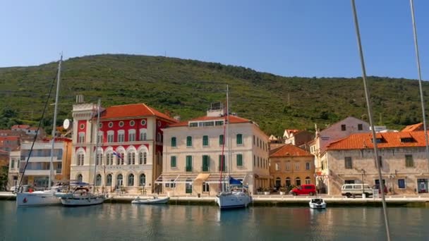 Město Vis na ostrově Vis v Chorvatsku natočeno z plachetnice luk. Natočeno na krásný slunečný den, přičemž město port. - Záběry, video