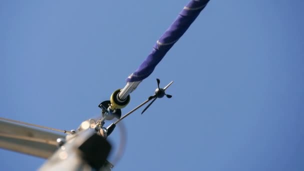 Windmesser und Richtungsanzeiger, genannt Windex, oben auf dem Hauptmast des Bootes. Gefilmt auf Segeltörn in Kroatien in Zeitlupe. - Filmmaterial, Video