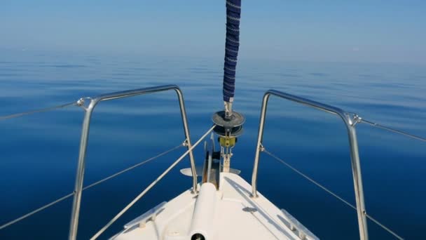 Boog van zeilboot rust blauwe Adriatische Zee in slowmotion hd. gefilmd vanuit roerend zeilboot op zeiltocht in Kroatië in langzaam doorsnijden motion hd. - Video