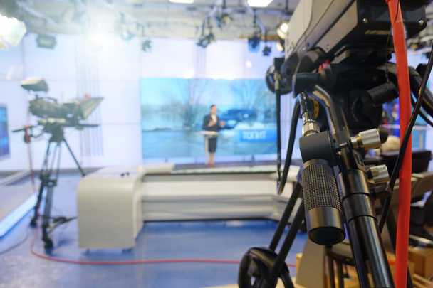 De nieuwspresentator leest de tekst op de televisiefsouffleur. Camera in het kantoor. TV-studio. - Foto, afbeelding