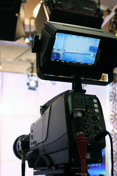 Telecamera. Videocamera-registrazione spettacolo in TV Studio-focus sulla fotocamera
 - Foto, immagini