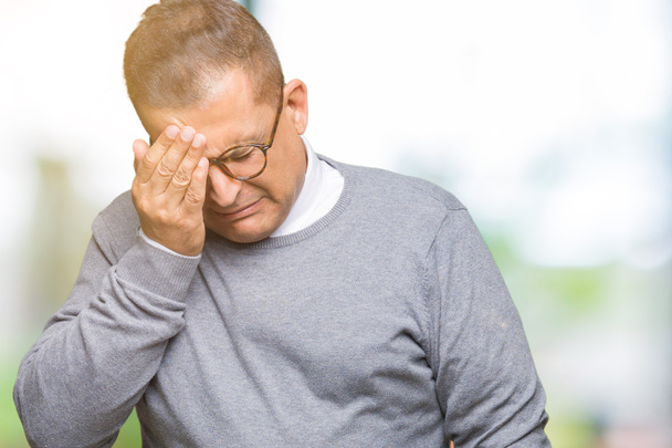 Мужчина средних лет носит очки на изолированном фоне с грустным лицом, прикрывающим лицо руками во время плача. Концепция депрессии
. - Фото, изображение