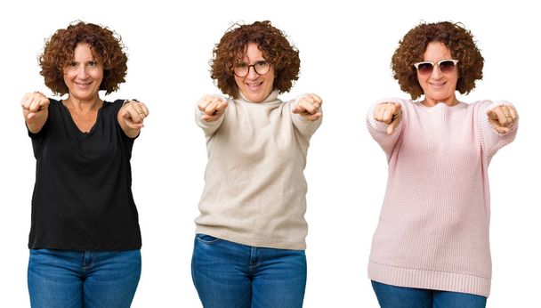 Collage de mujer mayor de mediana edad sobre fondo blanco aislado Señalando a usted ya la cámara con los dedos, sonriendo positivo y alegre
 - Foto, imagen