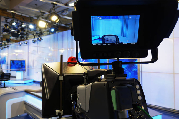Televisiecamera. Videocamera-opname show in de Tv Studio-focus op camera - Foto, afbeelding