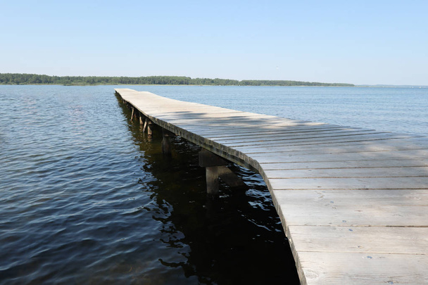 湖の木製ポンツーン - 写真・画像