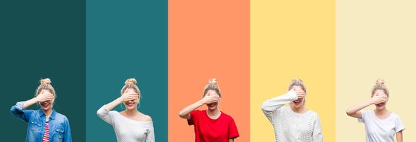 Collage van jonge mooie blonde vrouw over levendige kleurrijke vintage strepen geïsoleerde achtergrond glimlachen en lachen met hand op gezicht die betrekking hebben op ogen voor verrassing. Blind concept. - Foto, afbeelding