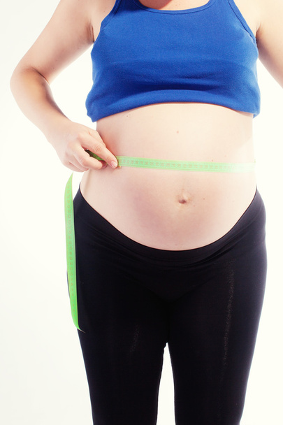 Schwangere misst ihren Bauch - Foto, Bild