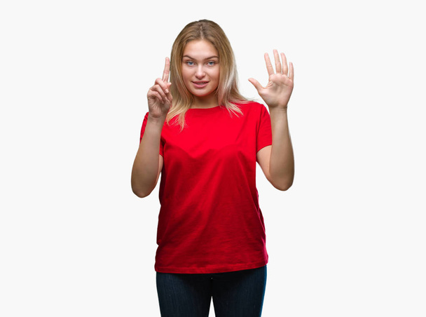 Молода біла жінка над ізольованим тлом, показуючи і вказуючи пальцями номер шість, посміхаючись впевнено і щасливо
. - Фото, зображення