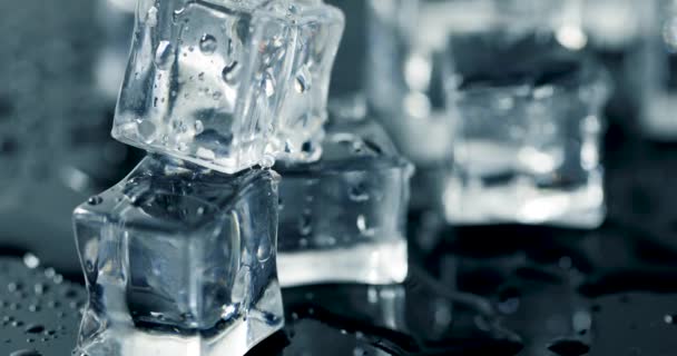 melting ice cubes. 4k dolly shot - Séquence, vidéo