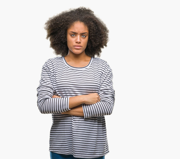 Fiatal afro-amerikai nő szkeptikus elszigetelt háttér és ideges, rosszalló kifejezés arcán keresztezett karokkal. Negatív személy. - Fotó, kép