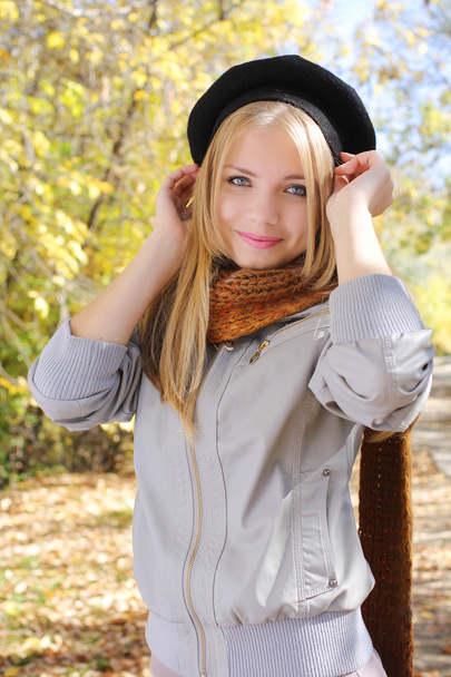 Young girl wearing a hat in autumn park - Foto, Imagen