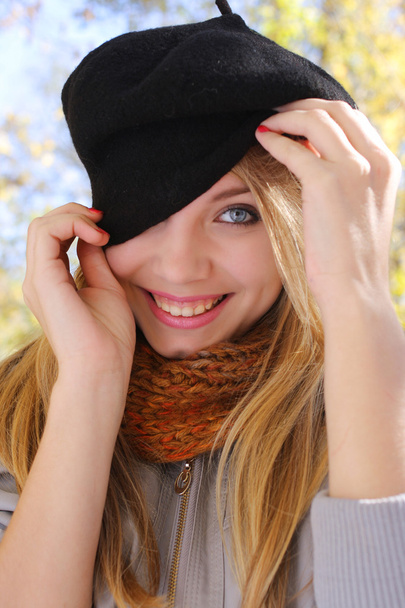 Young smiling girl in a hat hiding eye - Foto, Bild
