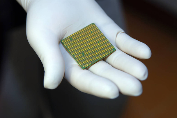 Processore CPU in mano umana
 - Foto, immagini