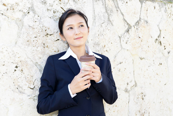 Kahve molası hoşlanan kadın - Fotoğraf, Görsel