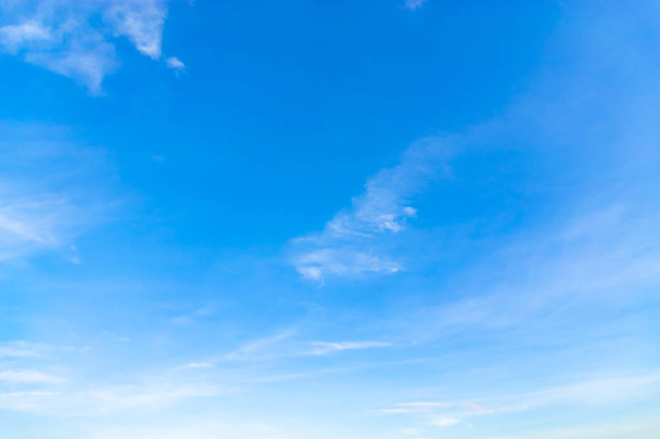 Φανταστική μαλακά άσπρα σύννεφα κατά της μπλε του ουρανού στην Ταϊλάνδη.. - Φωτογραφία, εικόνα