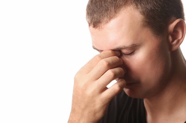 Νεαρός άνδρας με πονοκέφαλο ή κόλπων πόνο - Φωτογραφία, εικόνα