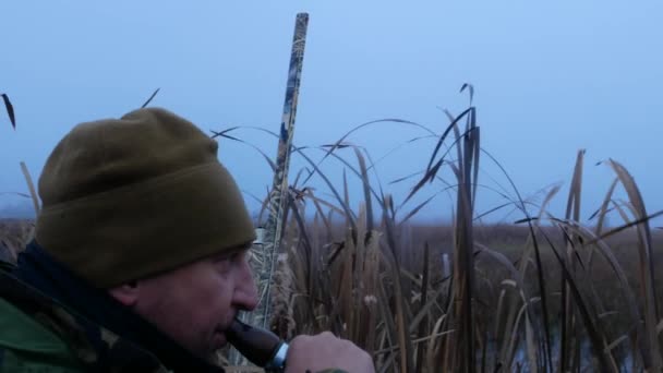 Mann Jäger mit Waffe in Tarnung Jagd auf Enten - Filmmaterial, Video