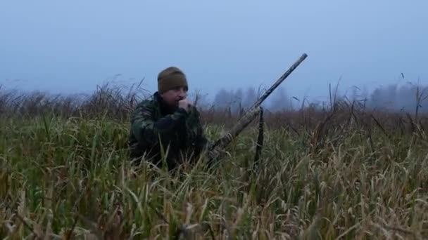 Ранним утром охота на утку в болоте
 - Кадры, видео