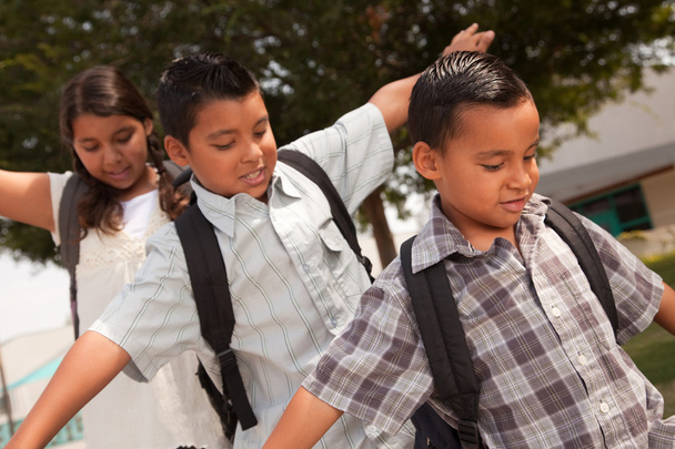 Niños hispanos caminando a la escuela
 - Foto, imagen