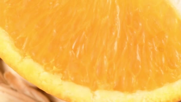 όμορφη μακρο λεπτομέρεια σε φέτες πορτοκαλιού - Πλάνα, βίντεο